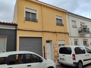 Casa  Calle josé echegaray. Cas totalmente reformada con patio y garaje