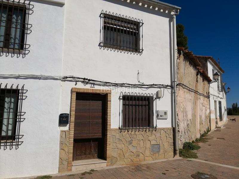 Foto 80ae6b80-da1c-43d6-bb0a-3e80a041e988. Casa pareada casa situada en casco histórico con patio en Almansa