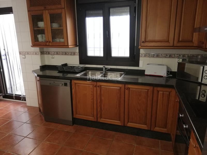 Foto b62d8f4e-a734-49aa-82ef-d1a0560297ce. Casa pareada casa situada en casco histórico con patio en Almansa