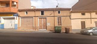 Casa aparellada  Calle calvario. Casa de dos plantas, bien situada, con garaje.