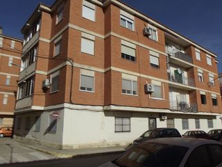 Pis  Calle alpera. Piso semireformado con tres habitaciones y balcón