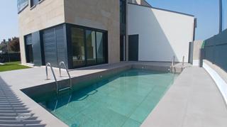 Casa adossada en Ra ngeles alvario 1. Chalet moderno a estrenar