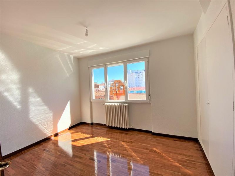 Foto 0fc0a2af-6afc-469a-b59a-224e8b9093d8. Rent flat with heating in Centro Ciudad León