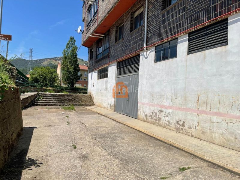 Foto cbdae705-6666-4b53-a001-334e0b004c94. Aparcament cotxe a Robla (La)
