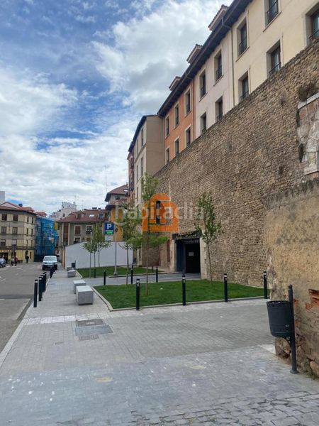 Foto fb6b222d-aa7f-49f0-9094-4bdaba599d40. Aparcament cotxe a Casco Antiguo León