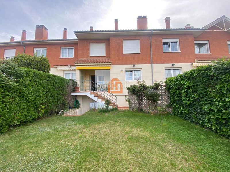 Foto 6863d24f-adc2-4f57-89f4-cae92a6a6762. Casa adossada amb calefacció aparcament piscina a Sariegos