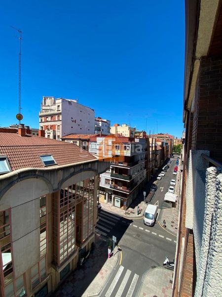 Foto cc718d77-c8a2-45e9-82b6-68be5fc132aa. Pis amb calefacció aparcament a Centro Ciudad León