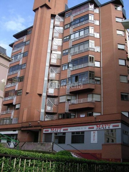Foto f6b37820-60dd-4efc-89aa-18c8a2f218f0. Aparcament cotxe a Centro Ciudad León
