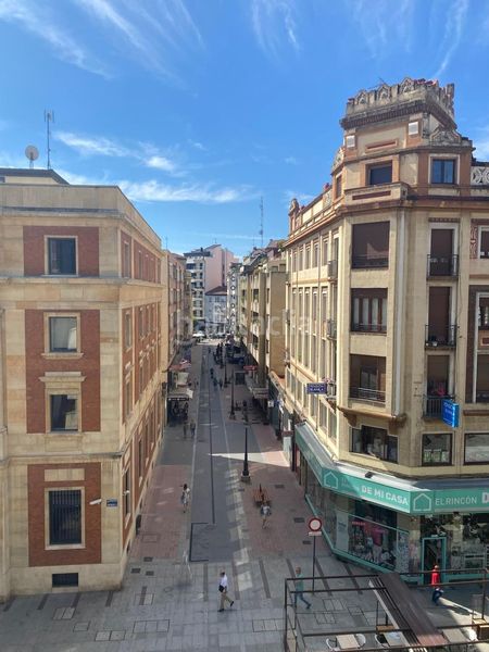 Foto 53e41424-da76-49d5-9ffc-295402d83f9b. Pis amb calefacció aparcament a Centro Ciudad León