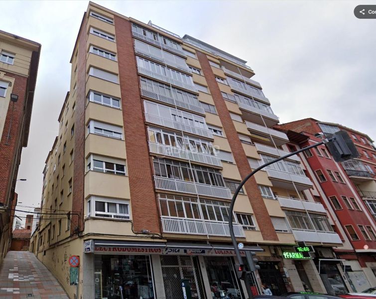 Foto 5d92a1a4-b764-4581-a096-75a5b2d860e9. Apartament amb calefacció aparcament a Centro Ciudad León