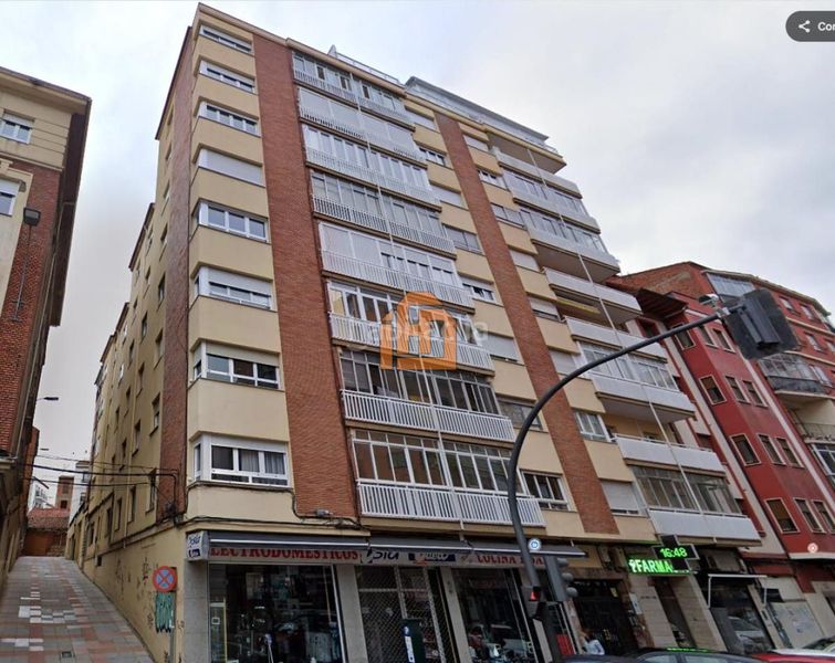 Foto 7ec87d70-dffa-496e-8462-7e0abdd62476. Apartament amb calefacció aparcament a Centro Ciudad León
