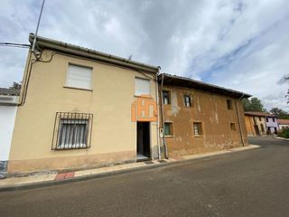 Casa  Calle medio. Casa en santovenia de la valdoncina