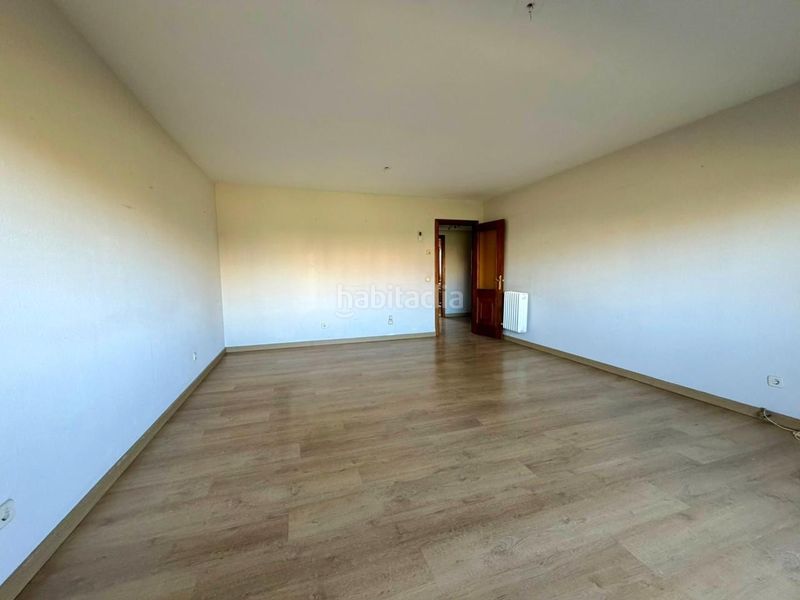 Foto f2721b82-a93c-4690-84df-0f7842eb9494. Rent flat with heating parking in Crucero León