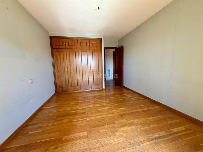 Foto f90fe2cf-8805-45af-84d5-8f33e2e3f067. Rent flat with heating parking in Crucero León