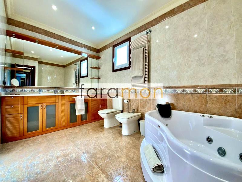 Foto 006a312b-716a-485c-8e67-6fc0ce3e2c70. Alquiler ático fantástico ático totalmente exterior, con 2 amplias terrazas, 3 dormitorios en formato suite, 3 baños y garaje. en Vigo