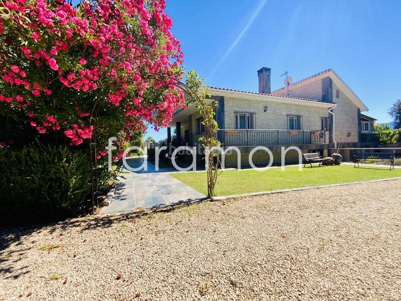 Foto 0998c2fb-5e98-4492-8346-f40bb35c133e. Casa fantástico chalet con amplio jardín y piscina en Carracedelo