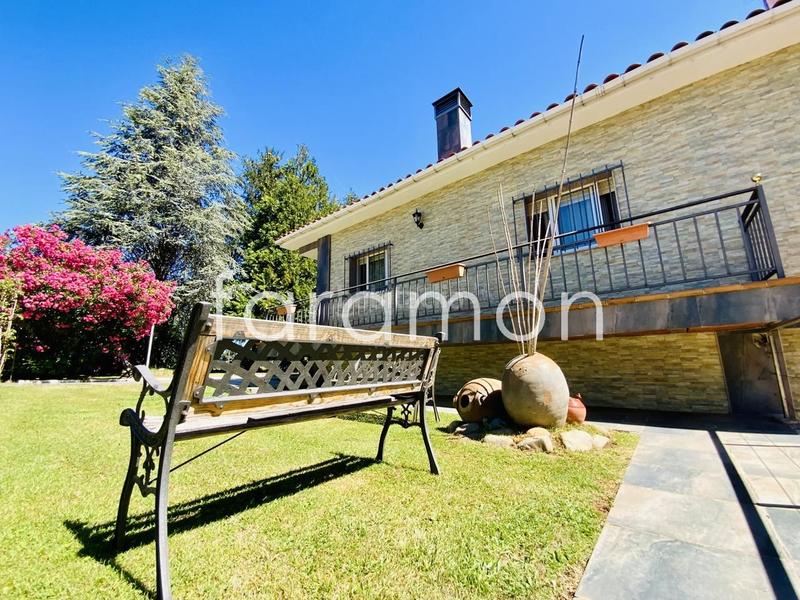 Foto 0ba2591b-3a1b-48b0-8405-d6a293206815. Casa fantástico chalet con amplio jardín y piscina en Carracedelo