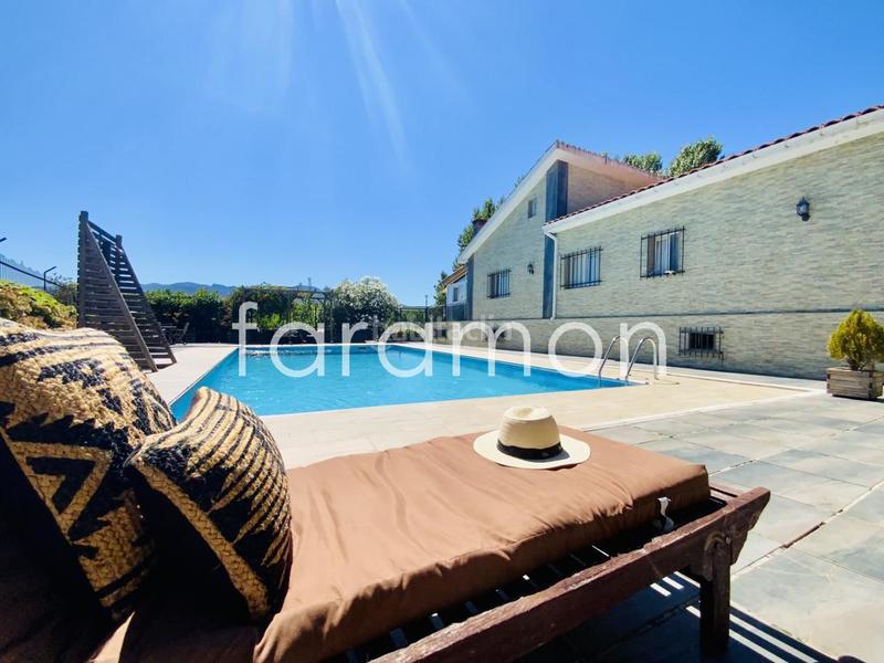 Foto 0df3f92d-6a0b-43ca-ac29-31db910f2700. Casa fantástico chalet con amplio jardín y piscina en Carracedelo