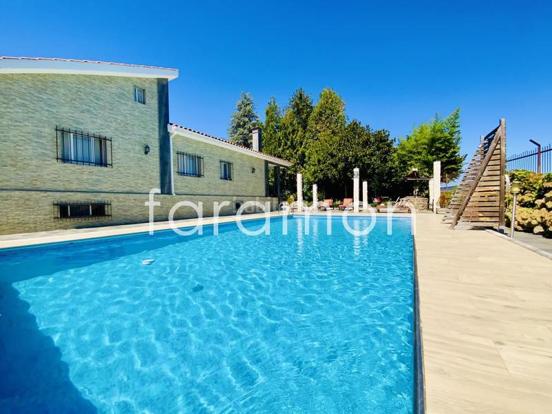 Foto 1ea77d81-a280-4278-b3f3-476031f39559. Casa fantástico chalet con amplio jardín y piscina en Carracedelo