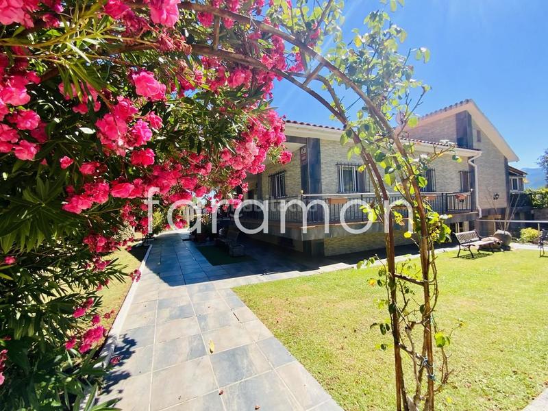 Foto 51bdb42d-910b-4ff3-b882-aae78ea4853f. Casa fantástico chalet con amplio jardín y piscina en Carracedelo