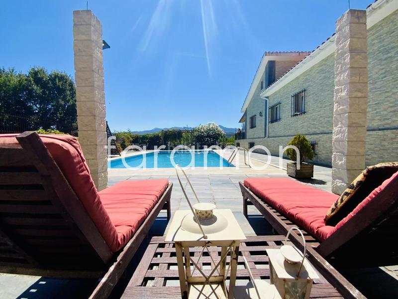 Foto 68516d96-3b17-43ad-a01d-0815f4b8c9a0. Casa fantástico chalet con amplio jardín y piscina en Carracedelo