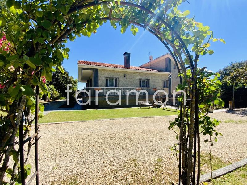 Foto 8519bb0b-d006-478f-9d92-2c4ec33cb984. Casa fantástico chalet con amplio jardín y piscina en Carracedelo