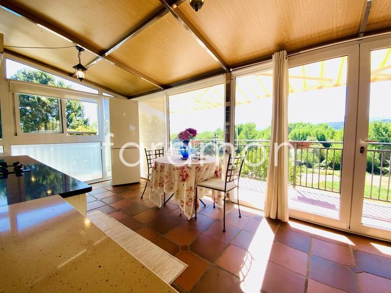 Foto 884bd0ac-40e4-4ff3-8e65-ac03604e7a9e. Casa fantástico chalet con amplio jardín y piscina en Carracedelo