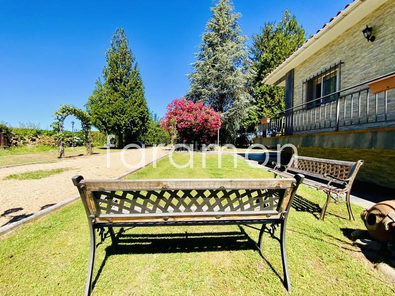 Foto 92e76faf-7629-40a0-b77a-0bd1c5d7211d. Casa fantástico chalet con amplio jardín y piscina en Carracedelo