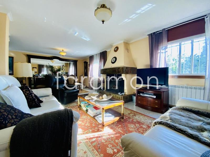 Foto c15f8aa6-a4e9-4062-b26d-6813fba676e4. Casa fantástico chalet con amplio jardín y piscina en Carracedelo