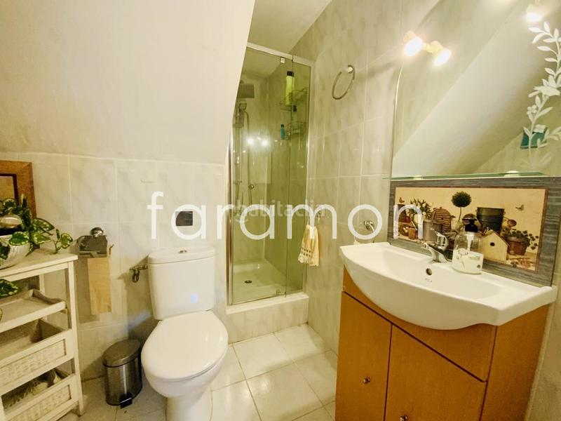 Foto cd6a8be9-a6a5-43db-ab49-11f9d865c746. Casa fantástico chalet con amplio jardín y piscina en Carracedelo