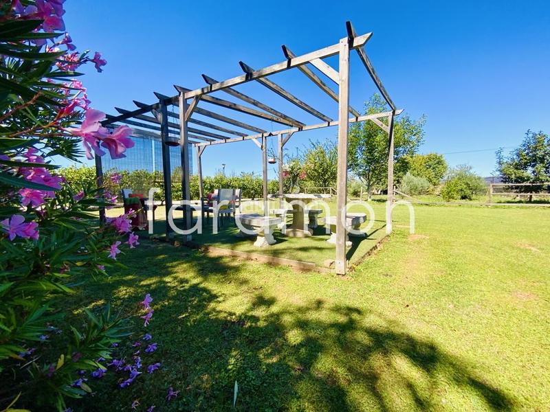 Foto e63ac766-78d3-4cb6-ba86-224ea1107146. Casa fantástico chalet con amplio jardín y piscina en Carracedelo