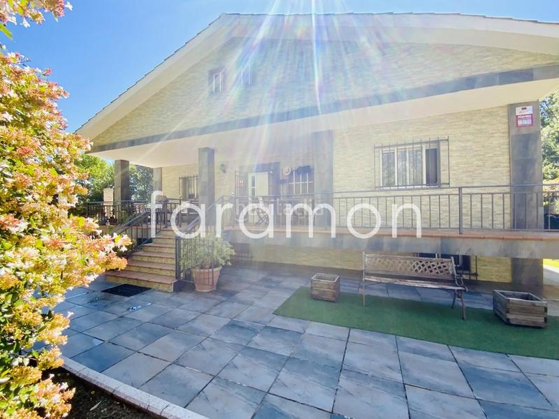 Foto e7ffd816-d44f-4d7a-83f7-58cb13810c72. Casa fantástico chalet con amplio jardín y piscina en Carracedelo