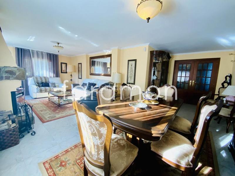 Foto f0dcecca-b88c-41f0-b42f-3a0e6f38891c. Casa fantástico chalet con amplio jardín y piscina en Carracedelo