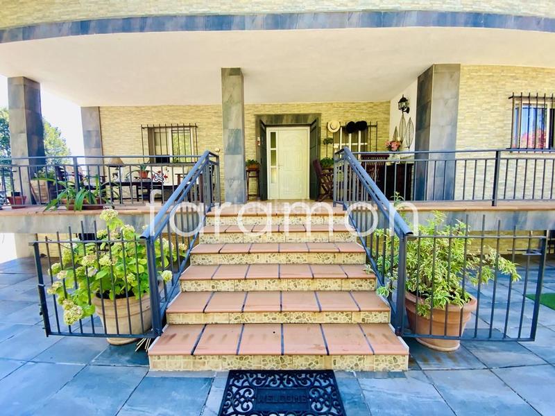 Foto f3e1f0a3-6b4b-4f77-b2d5-cb48d40e188e. Casa fantástico chalet con amplio jardín y piscina en Carracedelo