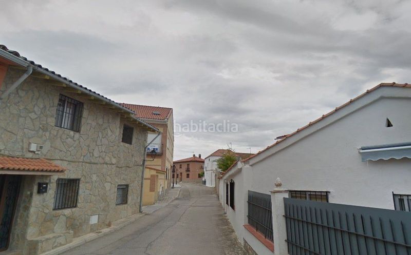 Foto ce71c98b-bf19-4c97-b3d6-44dbac2f4797. Aparcament cotxe a Santorcaz
