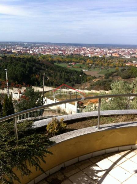 Foto b9054afc-82aa-412b-8f38-173c6e58bced. Xalet amb calefacció aparcament piscina a Valdefresno