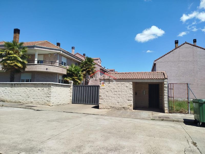 Foto 5d4ff570-2139-486e-a7e2-4f5097a690c8. Casa adossada amb calefacció aparcament piscina a Villaquilambre