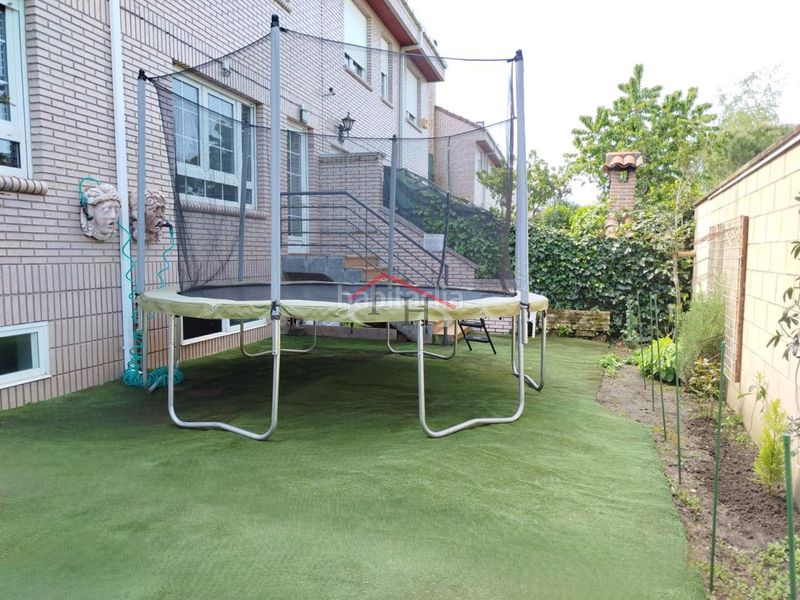 Foto c45de571-84fb-4d1d-860d-3f7b48759d54. Casa adossada amb calefacció aparcament piscina a Villaquilambre