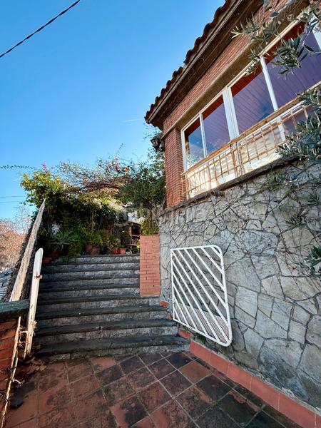 Foto 5bee5305-e970-43db-81ab-70a3c5b49f6c. Casa amb xemeneia calefacció aparcament a La Font d´en Fargues Barcelona