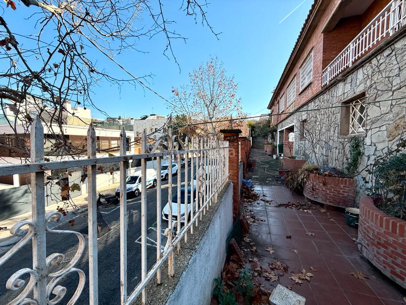 Foto f96df112-c1d9-4586-a121-cb5146bd6d95. Casa amb xemeneia calefacció aparcament a La Font d´en Fargues Barcelona