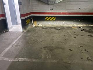 Autoparkplatz in Carrer de vilapicina 30. Dos plazas de aparcamiento para coche grande y moto