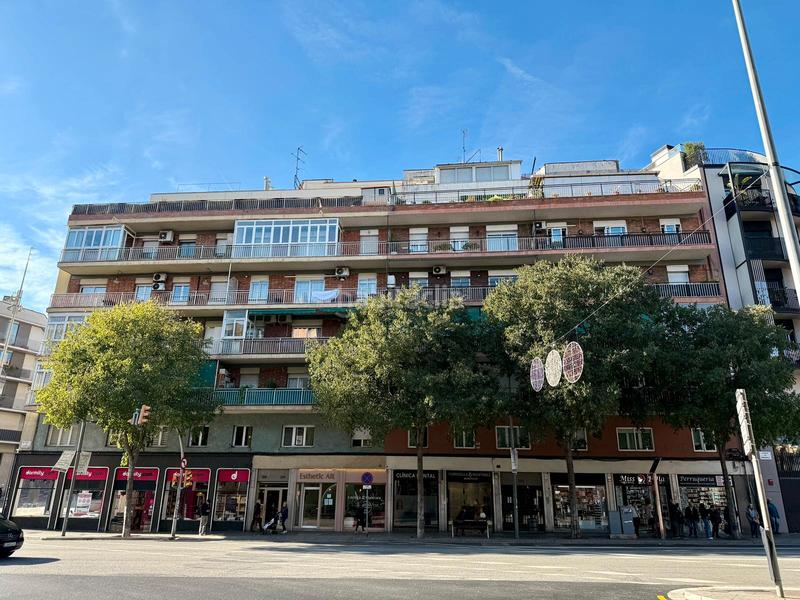 Foto 28353518-2c87-4c73-b3be-6e94985f4991. Attico in Guinardó Barcelona