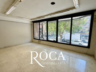 Local Comercial  Passeig maragall. Posibilidad de realizar cambio de uso y convertirlo en vivienda