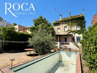 Chalet  Carrer de can pujolet. Casa de estilo colonial a 4 vientos con piscina, jardín y párqui
