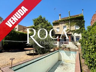 Xalet  Carrer de can pujolet. Casa de estilo colonial a 4 vientos con piscina, jardín y párqui