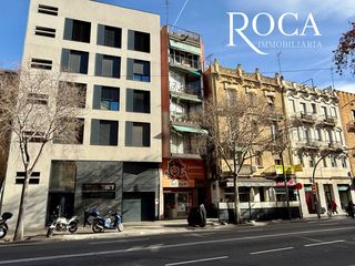 Local Comercial  Passeig maragall 172. Local a pie de calle en zona de muchísimo paso, al lado de la pa