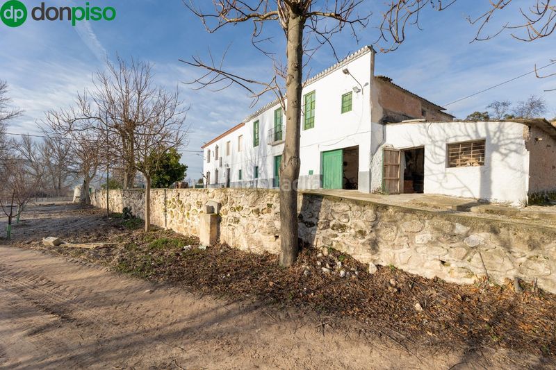 Foto c3abeb03-2b3d-464a-b285-184a0d045ad6. Masia amb aparcament a Píñar
