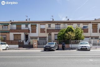Maison jumelée  Calle la redonda. Casa adosada con cochera y patio en pinos puente