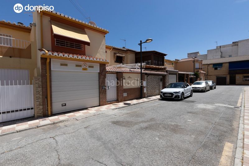 Foto 04c5ff10-847f-4591-89e2-896865a0b677. Casa adossada amb calefacció aparcament a Avda. De los Ogíjares Armilla