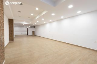 Local Comercial  Calle almona de san juan de dios. Se vende local totalmente reformado en pleno centro de granada a